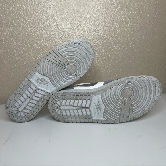 Air Jordan 1 Low SE Sneakers - Picture 6 of 6